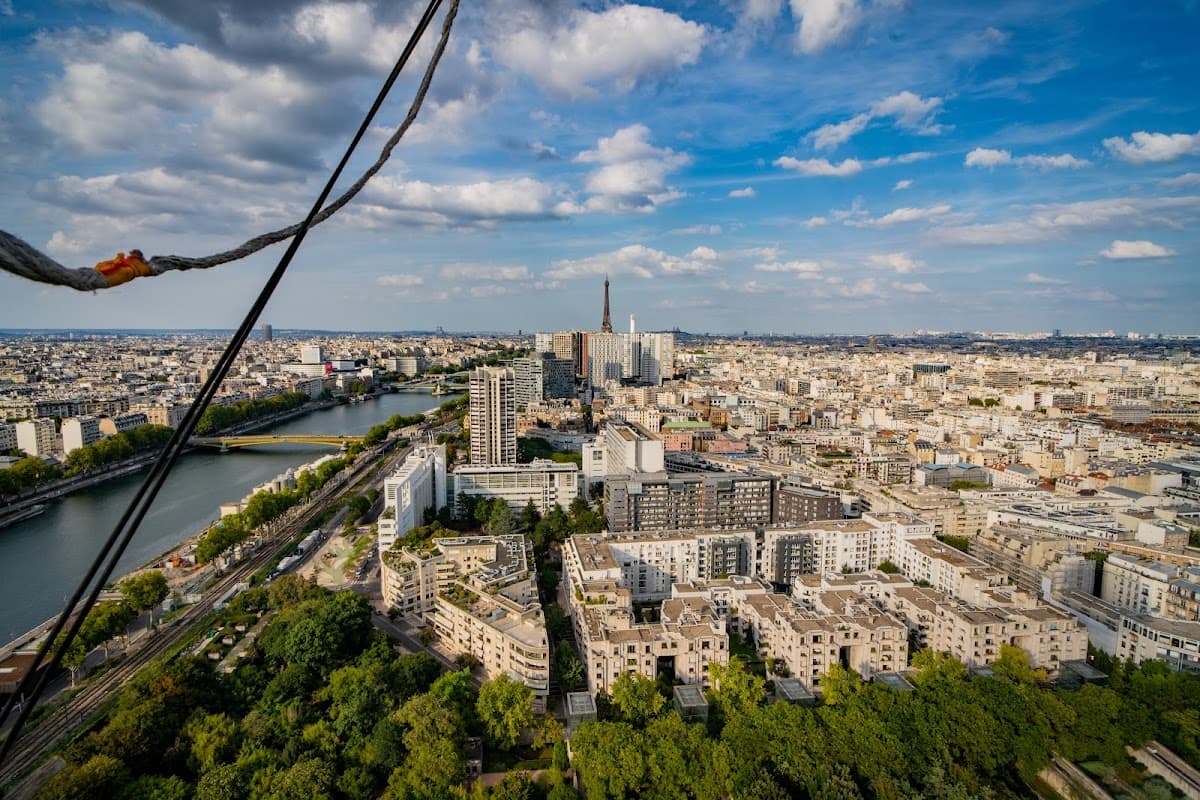 Eiffel Tower thumbnail 3