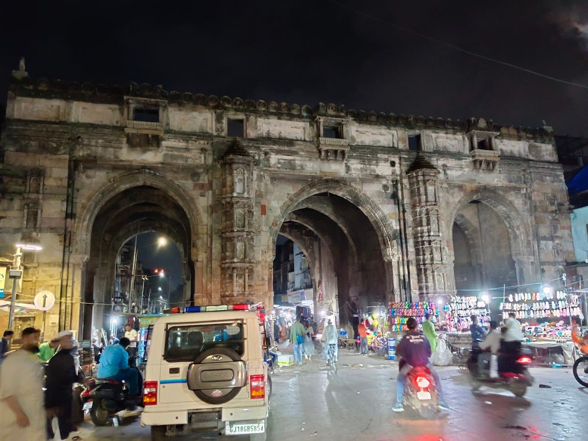 Teen Darwaja photo 1