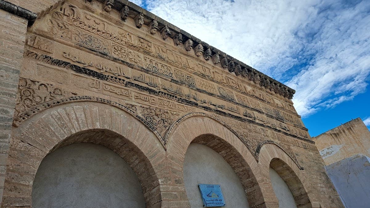 Mosque of the Three Doors thumbnail 2