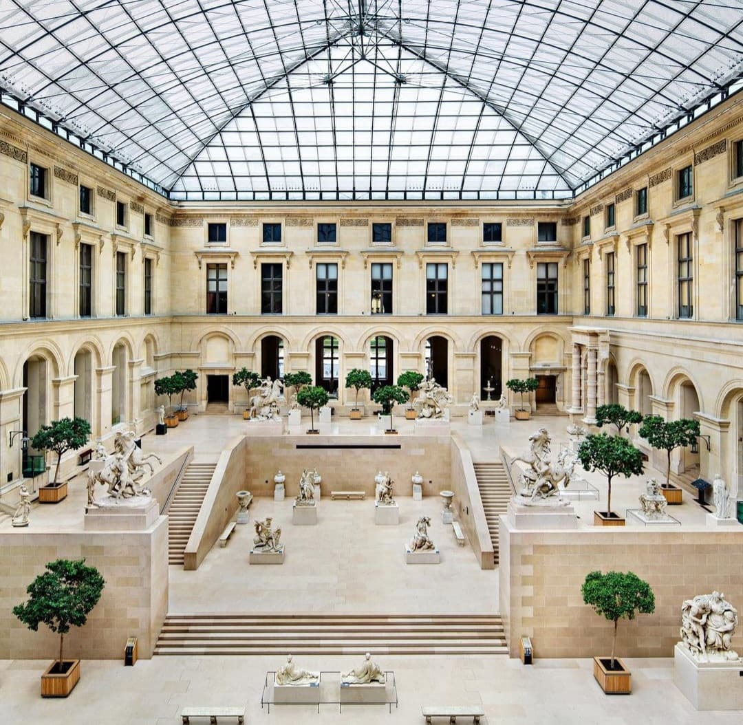 Louvre Museum thumbnail 3