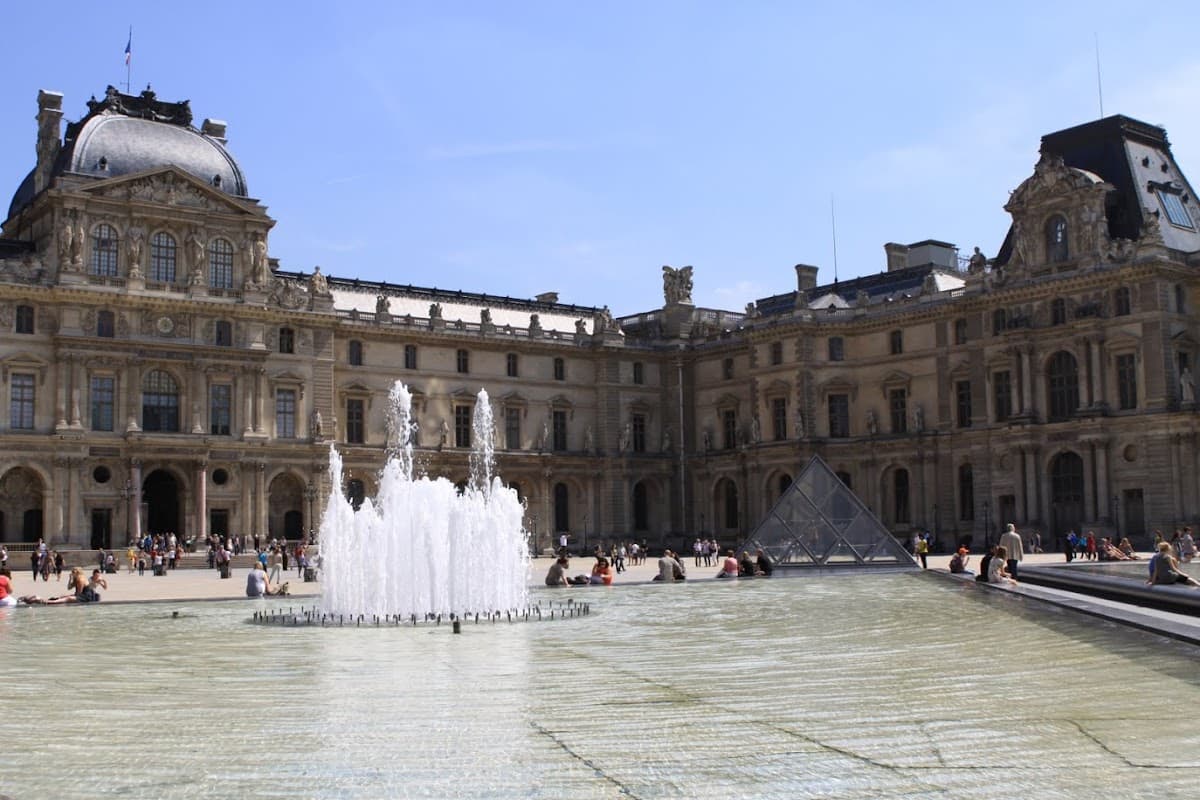 Louvre Pyramid thumbnail 2