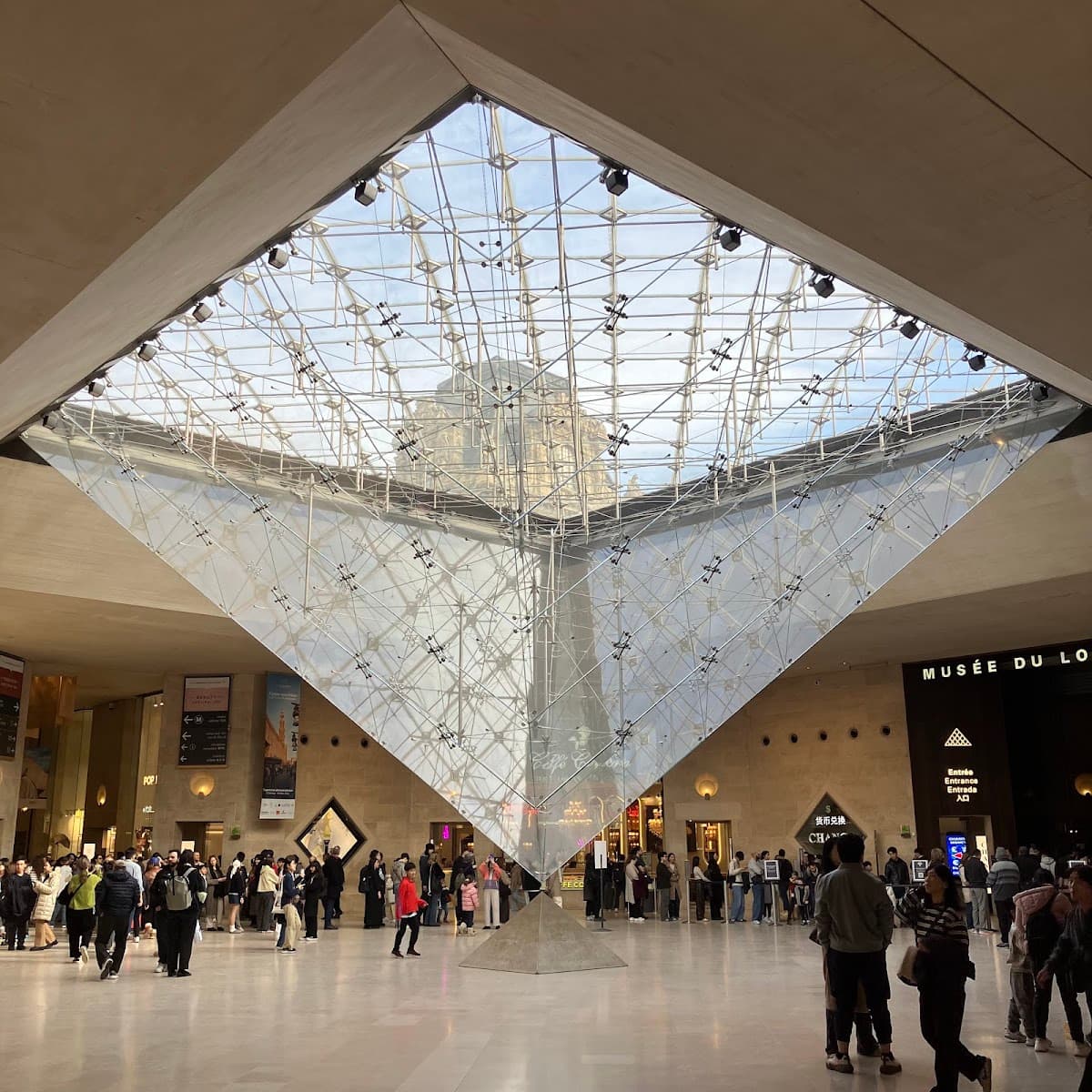 Louvre Pyramid thumbnail 3
