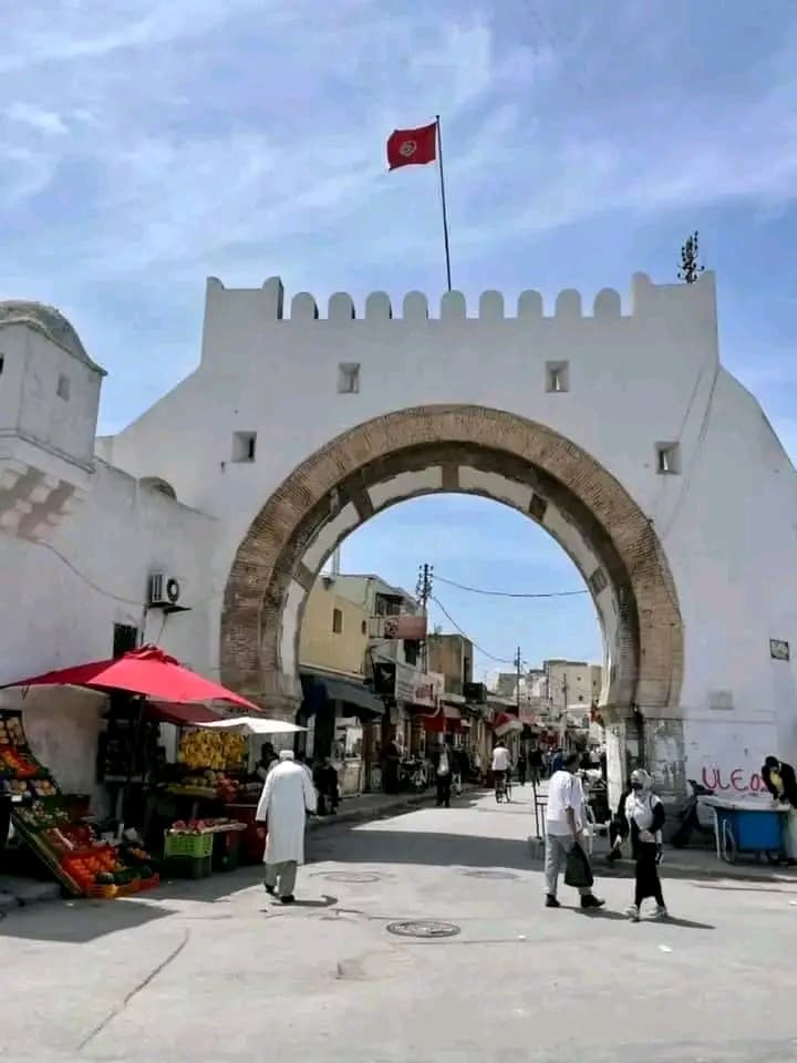 Tunis Gate thumbnail 3