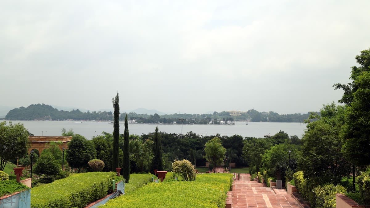 Rajiv Gandhi Garden thumbnail 2