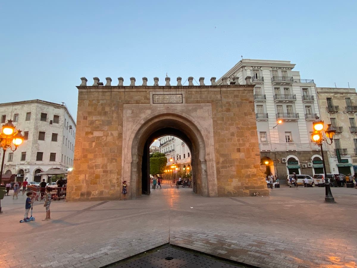 Tunis Grand Week Explorer