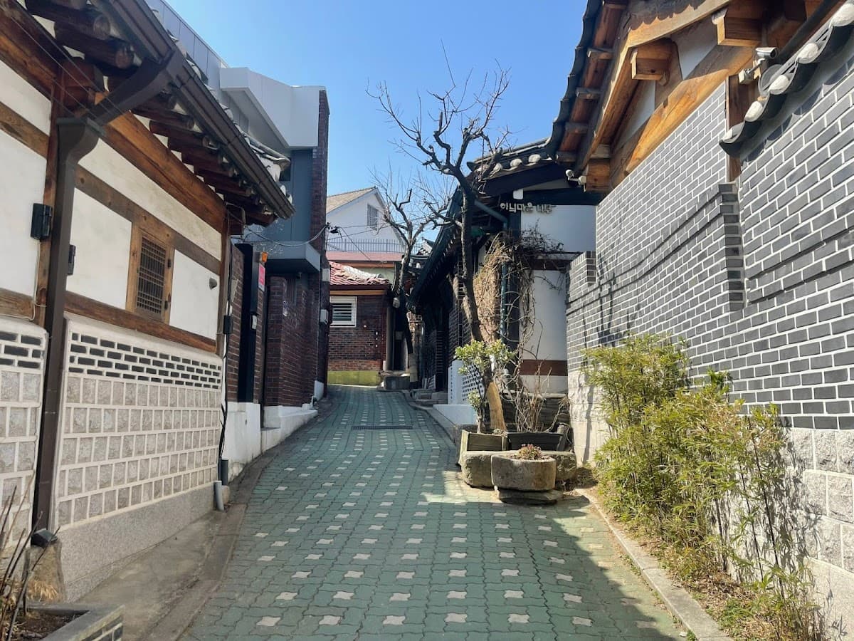 Bukchon Hanok Village thumbnail 2