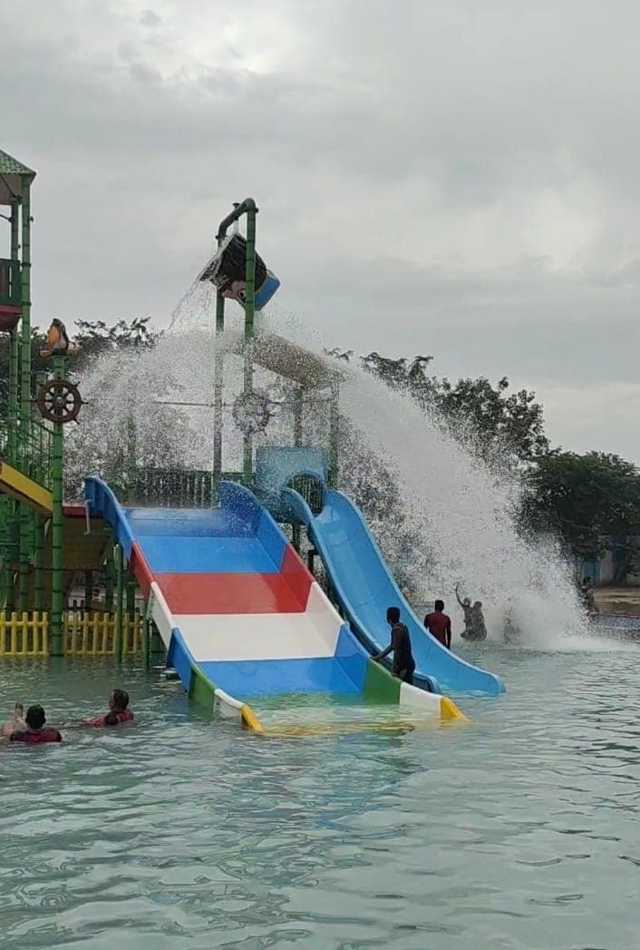 Holidays Fun City water park