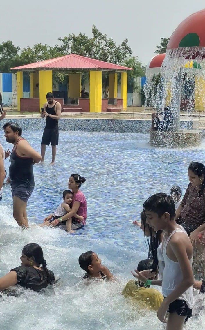 Holidays Fun City water park thumbnail 2