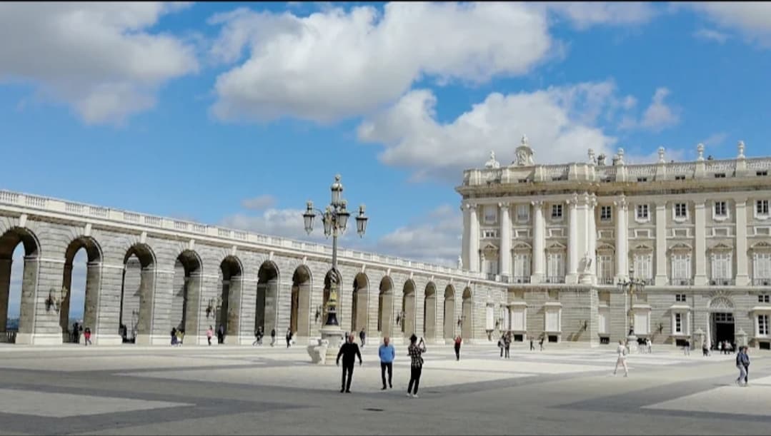 Royal Palace of Madrid thumbnail 3