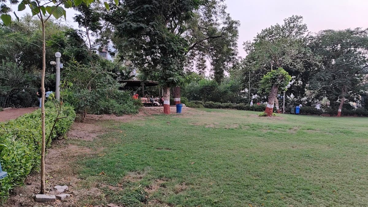 Uttam Nagar Garden thumbnail 3