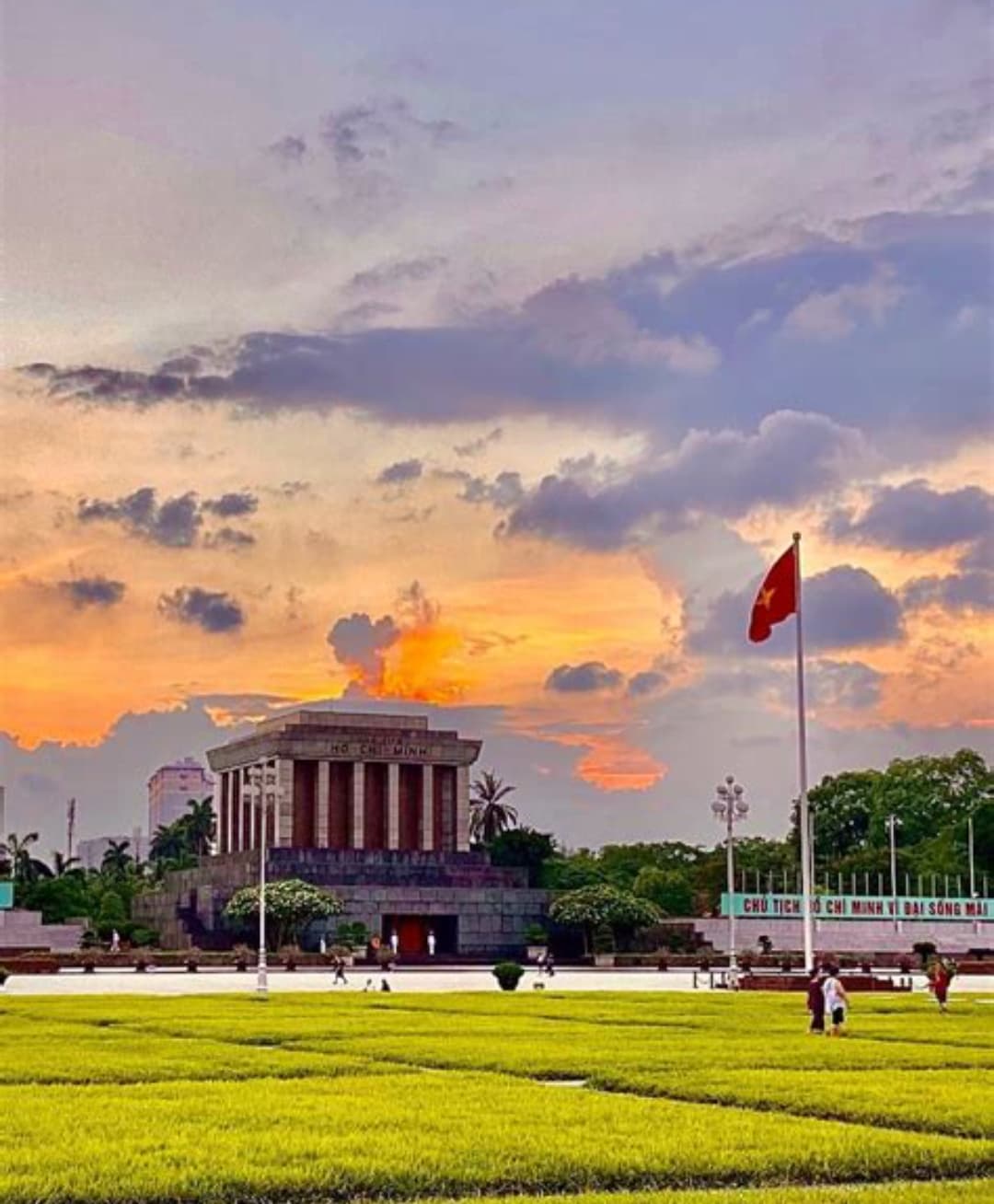 Ho Chi Minh's Mausoleum thumbnail 3