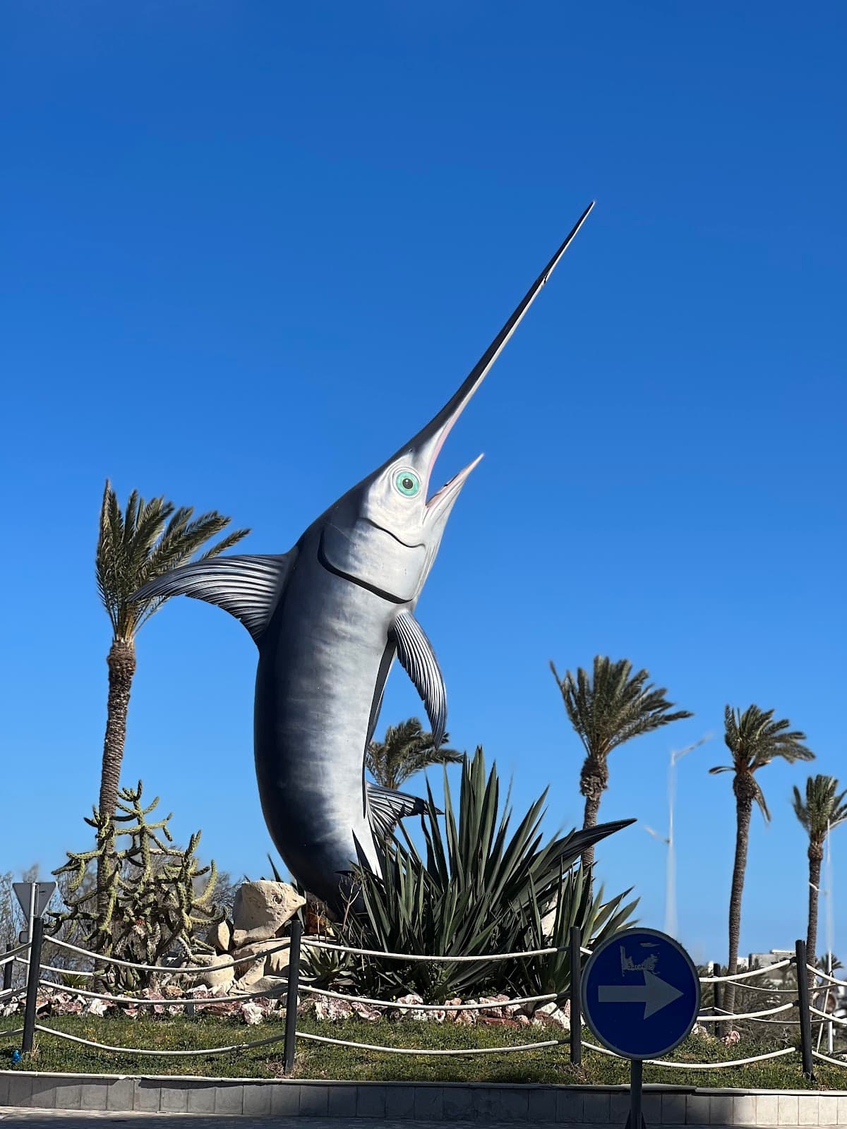 Espadon statue thumbnail 2