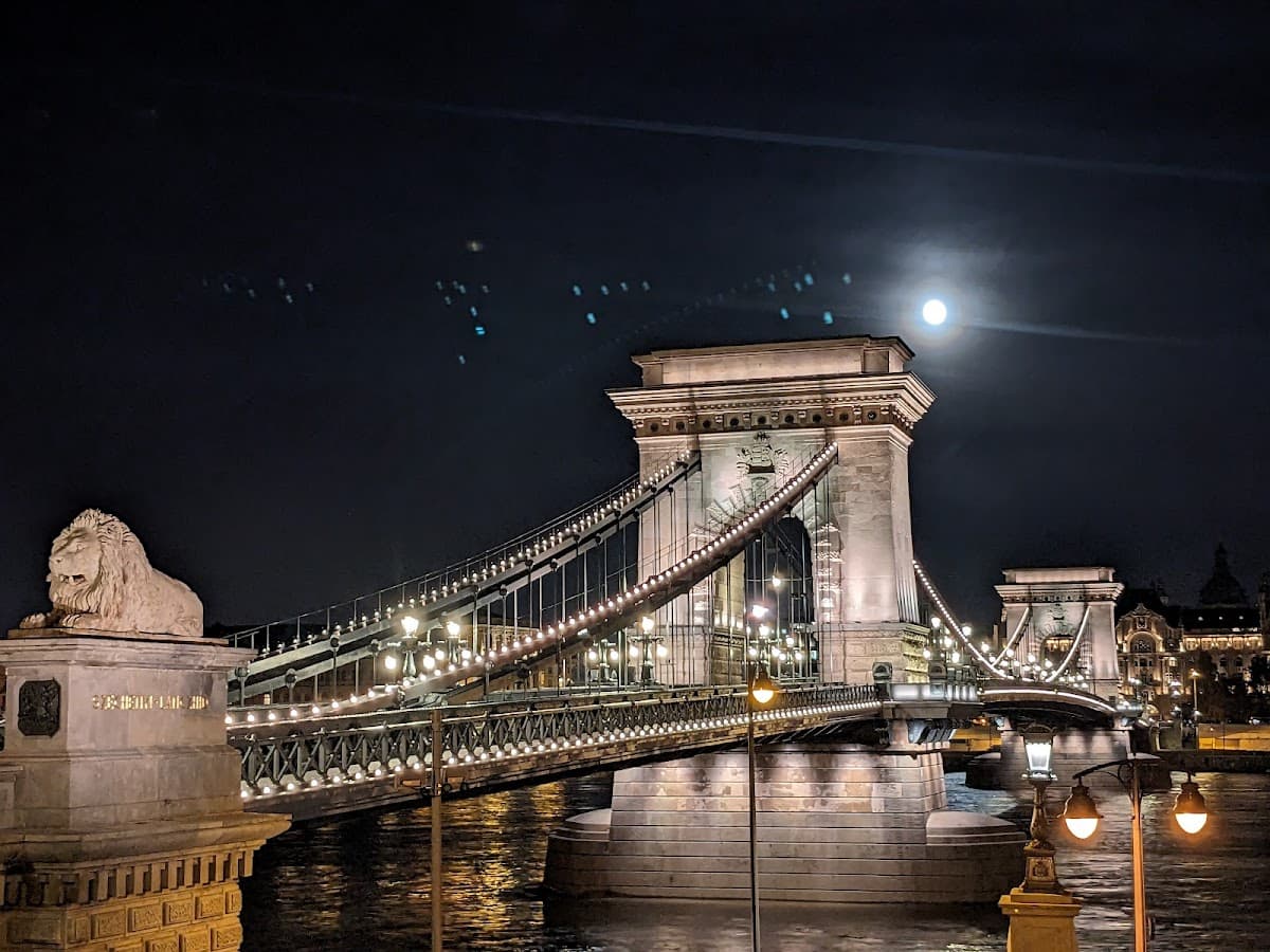 Széchenyi Chain Bridge thumbnail 3