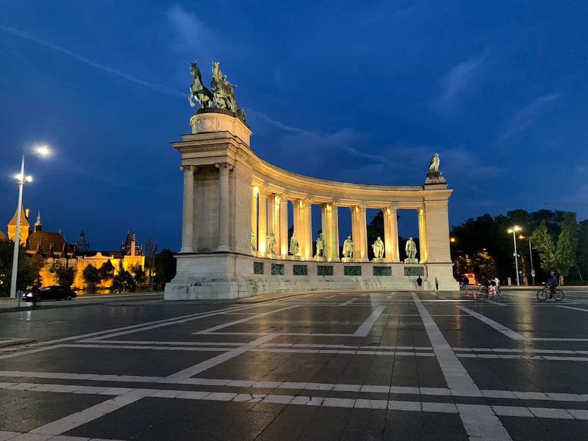 Heroes' Square thumbnail 2